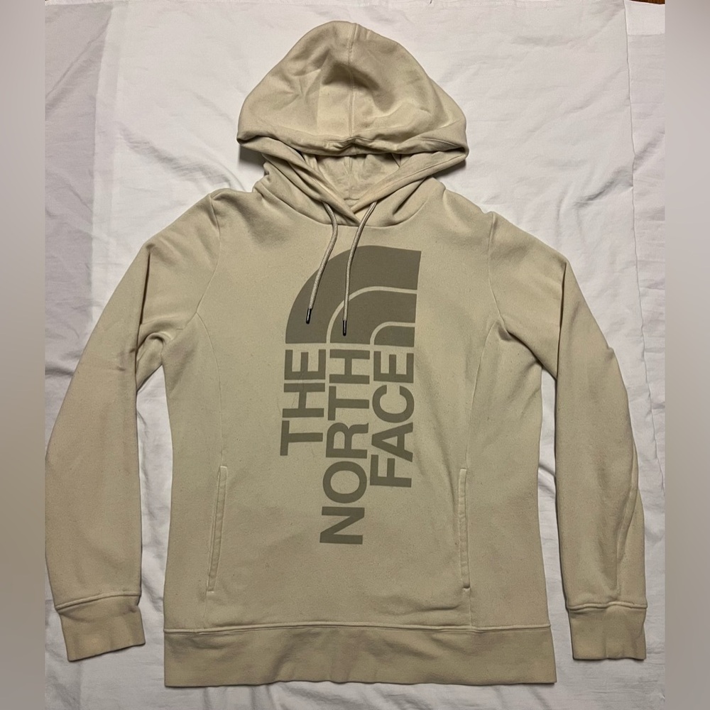 Women’s NorthFace hoodie size medium like new.